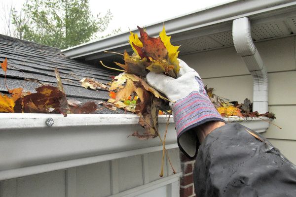 Eaves Cleaning in Yorba Linda